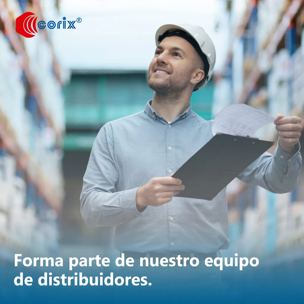 Como parte de los distribuidores, hay una persona que está asegurándose de sus productos  Asegurándose de sus productos, hay un hombre que está en un pasillo, es parte de los distribuidores